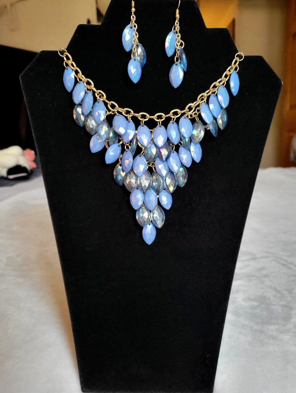 Elegant Iridescent Periwinkle Blue Crystal Teardrop Necklace & Earring Set